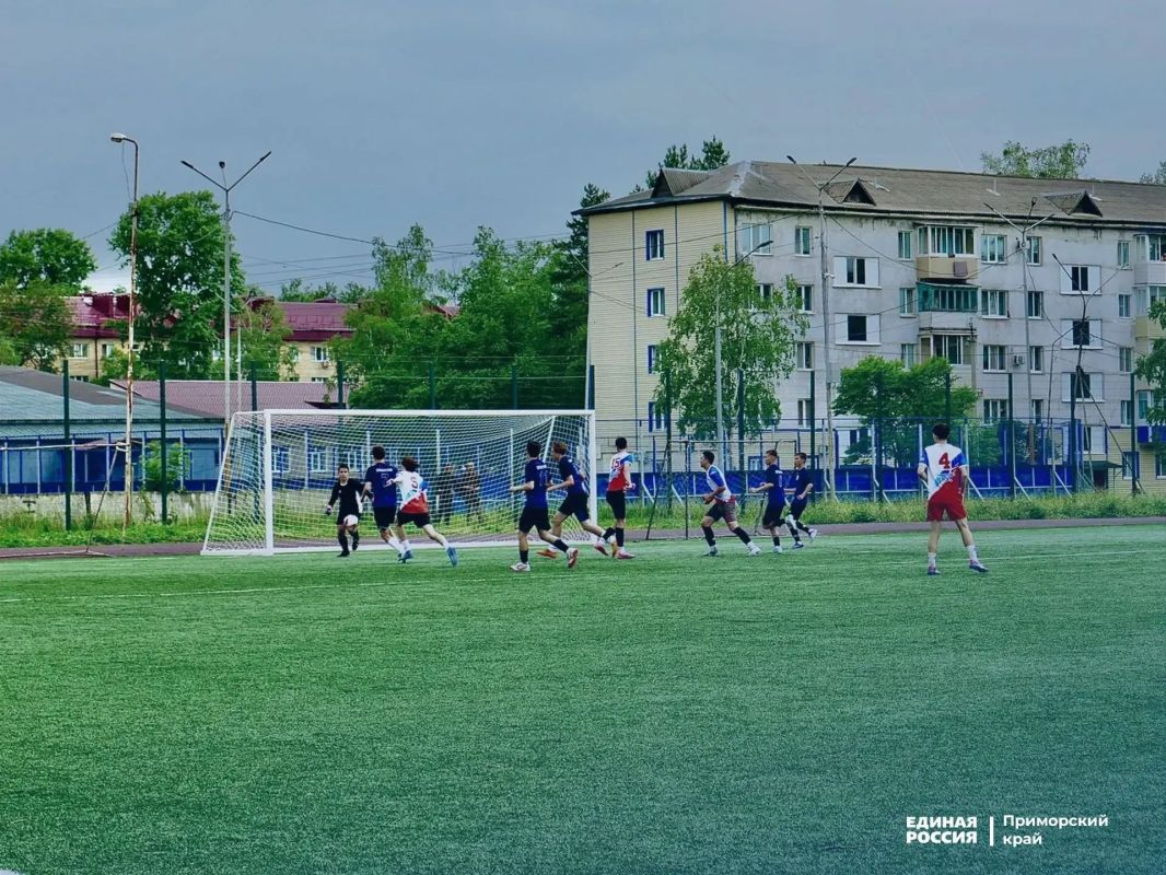 Юные футболисты Лучегорска и Дальнереченска передали губернатору памятный подарок Юные футболисты Лучегорска и Дальнереченска передали губернатору памятный подарок