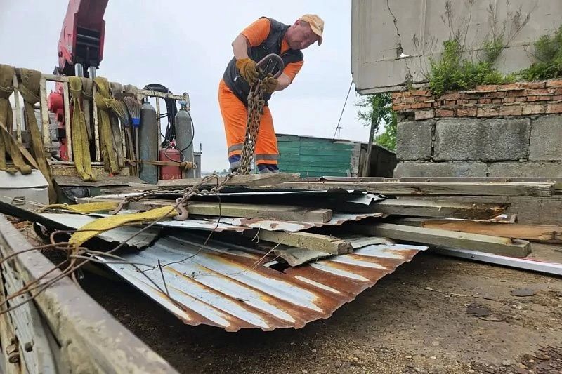 Более 750 незаконных объектов демонтировали во Владивостоке с начала года. Более 750 незаконных объектов демонтировали во Владивостоке с начала года.