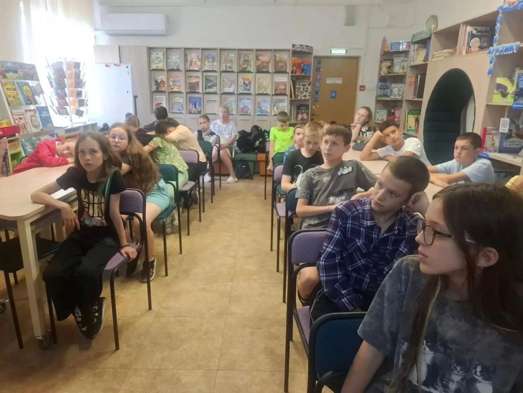 В Приморской краевой детской библиотеке для ребят из пришкольного лагеря провели занятие, посвящённое народным промыслам В Приморской краевой детской библиотеке для ребят из пришкольного лагеря провели занятие, посвящённое народным промыслам