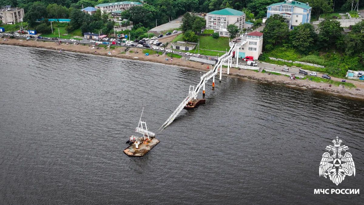 Сотрудники МЧС России работают на месте обрушения пирса в бухте Муравьиная Сотрудники МЧС России работают на месте обрушения пирса в бухте Муравьиная