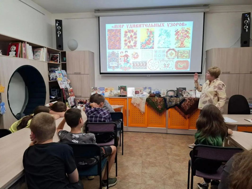 В Приморской краевой детской библиотеке для ребят из пришкольного лагеря провели занятие, посвящённое народным промыслам В Приморской краевой детской библиотеке для ребят из пришкольного лагеря провели занятие, посвящённое народным промыслам