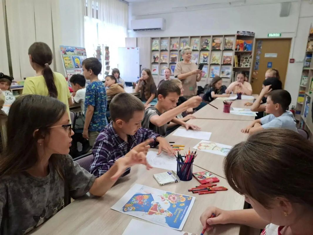 В Приморской краевой детской библиотеке для ребят из пришкольного лагеря провели занятие, посвящённое народным промыслам