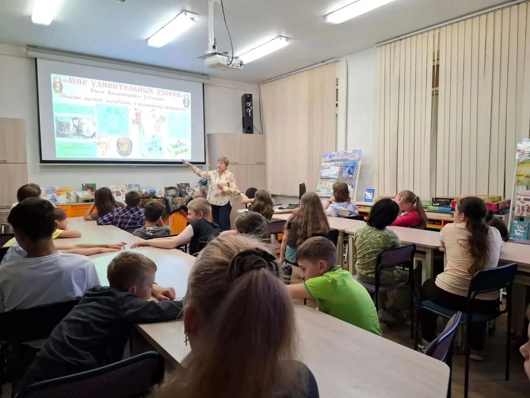 В Приморской краевой детской библиотеке для ребят из пришкольного лагеря провели занятие, посвящённое народным промыслам В Приморской краевой детской библиотеке для ребят из пришкольного лагеря провели занятие, посвящённое народным промыслам