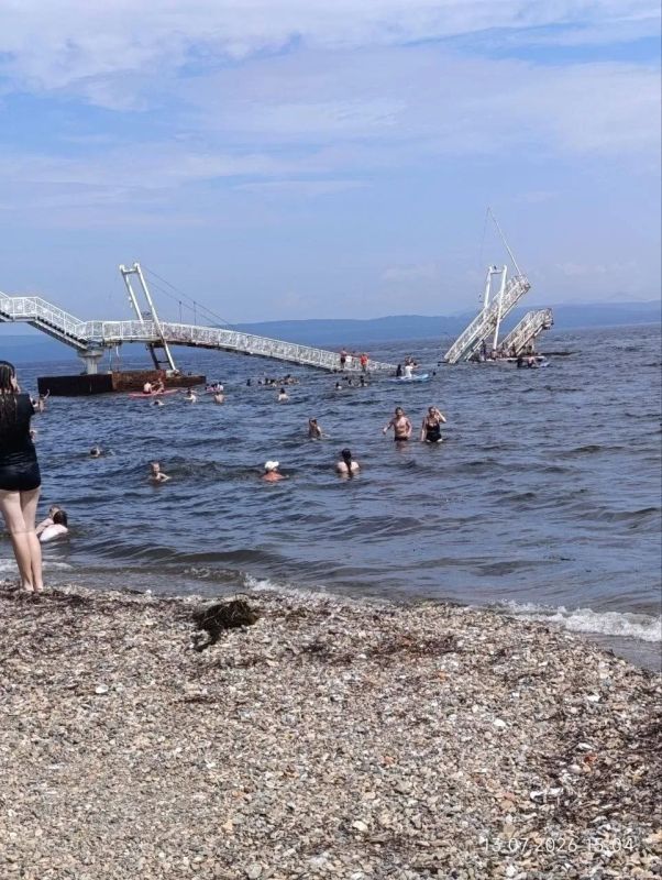 В Приморье рухнул пешеходный мост над морем — пострадали дети
