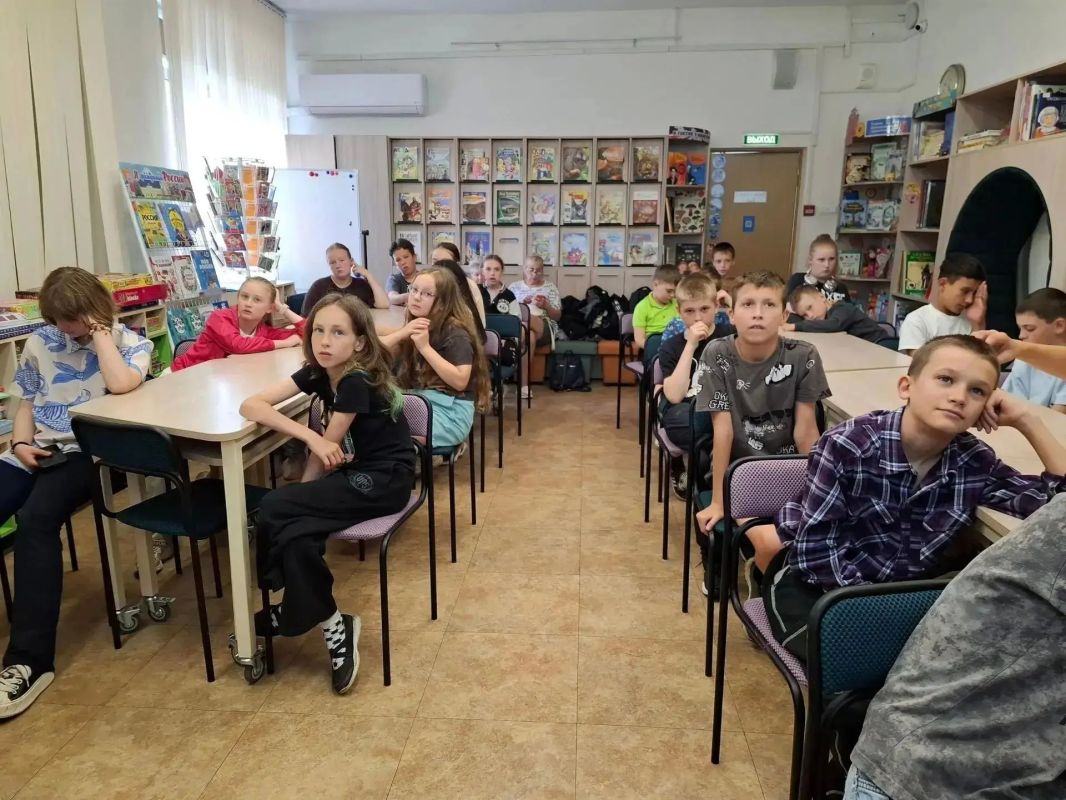 В Приморской краевой детской библиотеке для ребят из пришкольного лагеря провели занятие, посвящённое народным промыслам В Приморской краевой детской библиотеке для ребят из пришкольного лагеря провели занятие, посвящённое народным промыслам