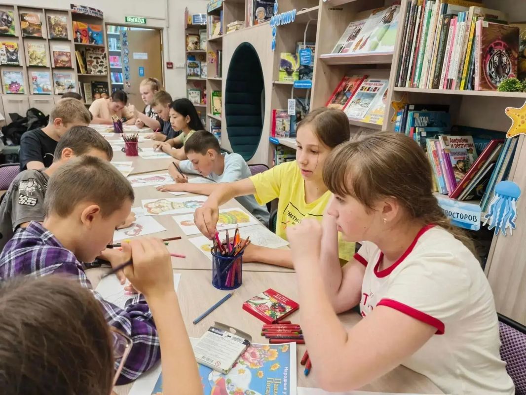 В Приморской краевой детской библиотеке для ребят из пришкольного лагеря провели занятие, посвящённое народным промыслам В Приморской краевой детской библиотеке для ребят из пришкольного лагеря провели занятие, посвящённое народным промыслам
