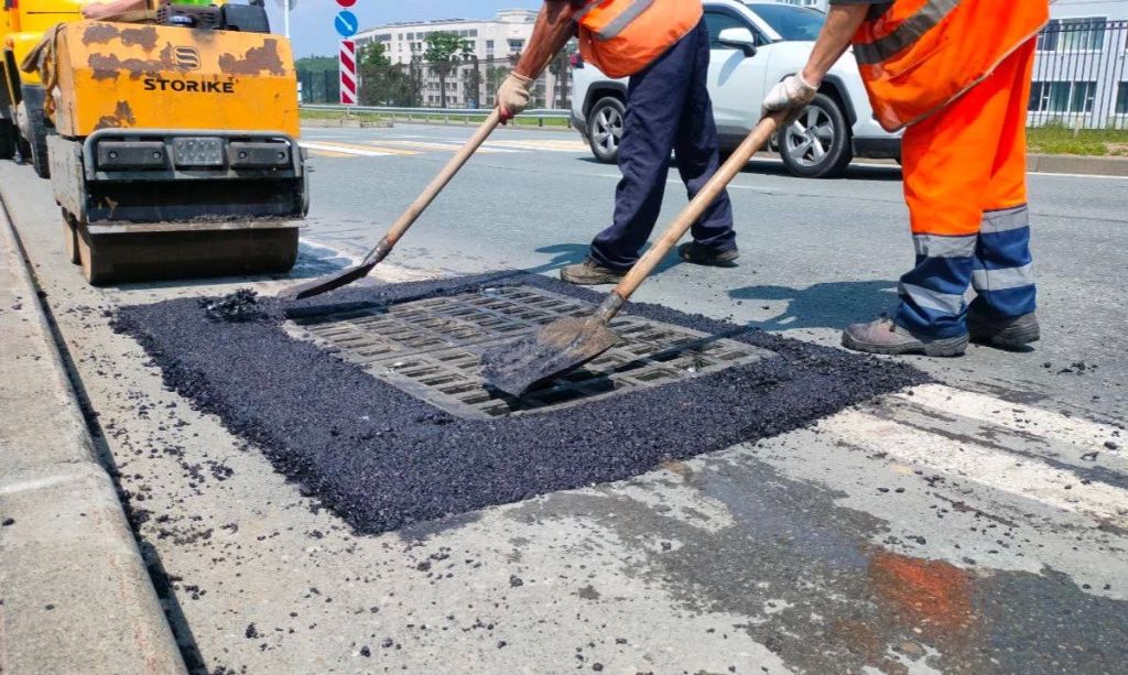 Во Владивостоке продолжают приводить в порядок дорожные люки