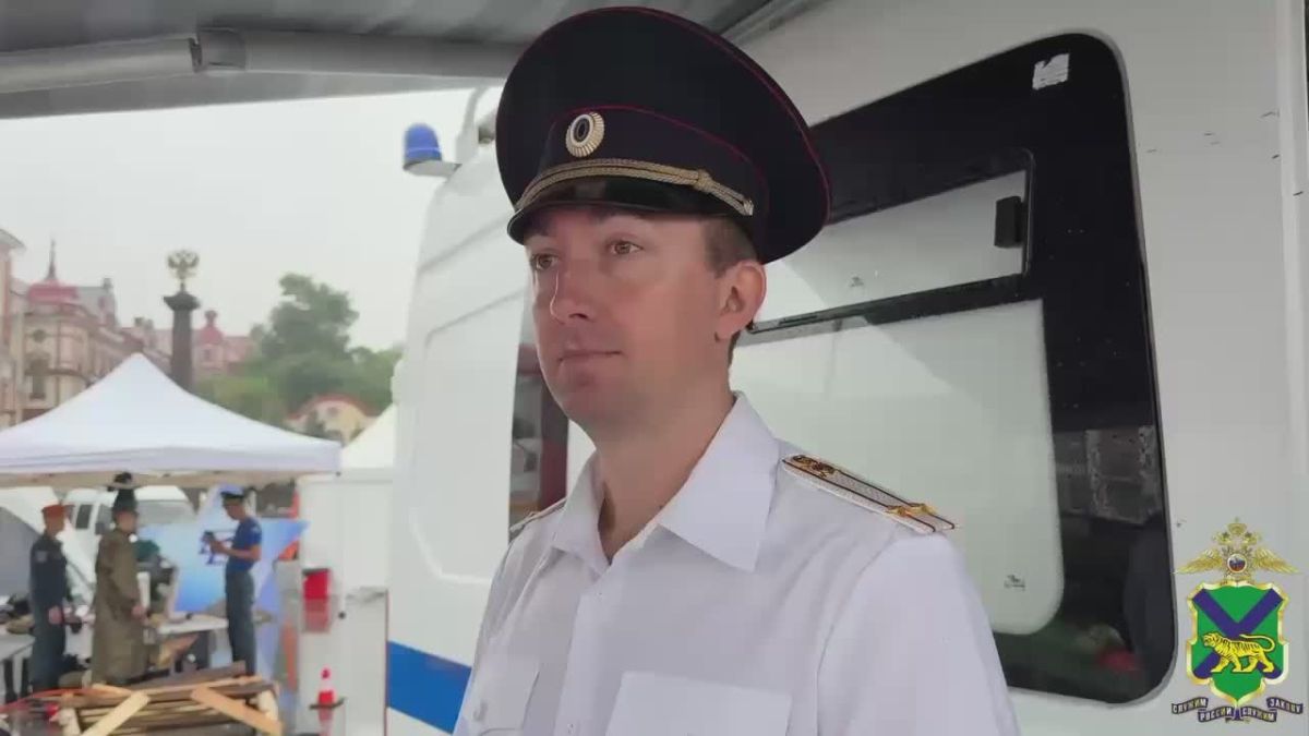 Мобильный рекрутинговый центр организовали полицейские во Владивостоке