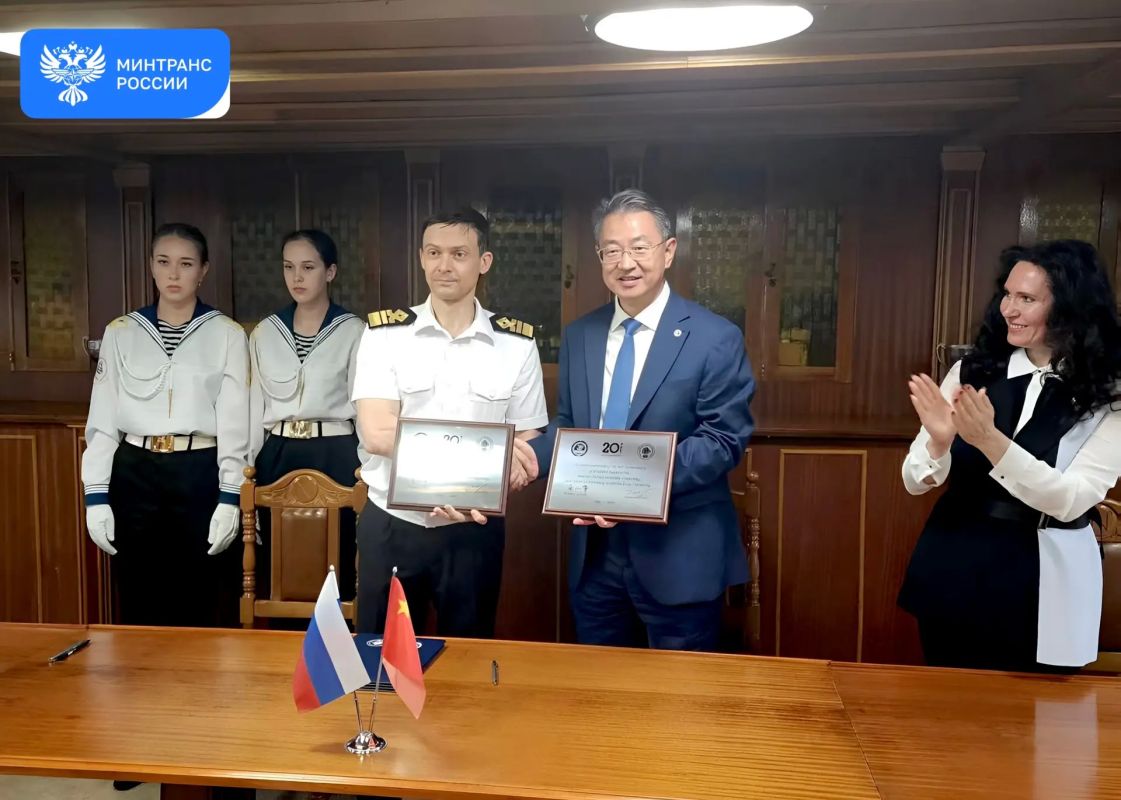 Парусник «Надежда» объединил морские вузы России и Китая Парусник «Надежда» объединил морские вузы России и Китая