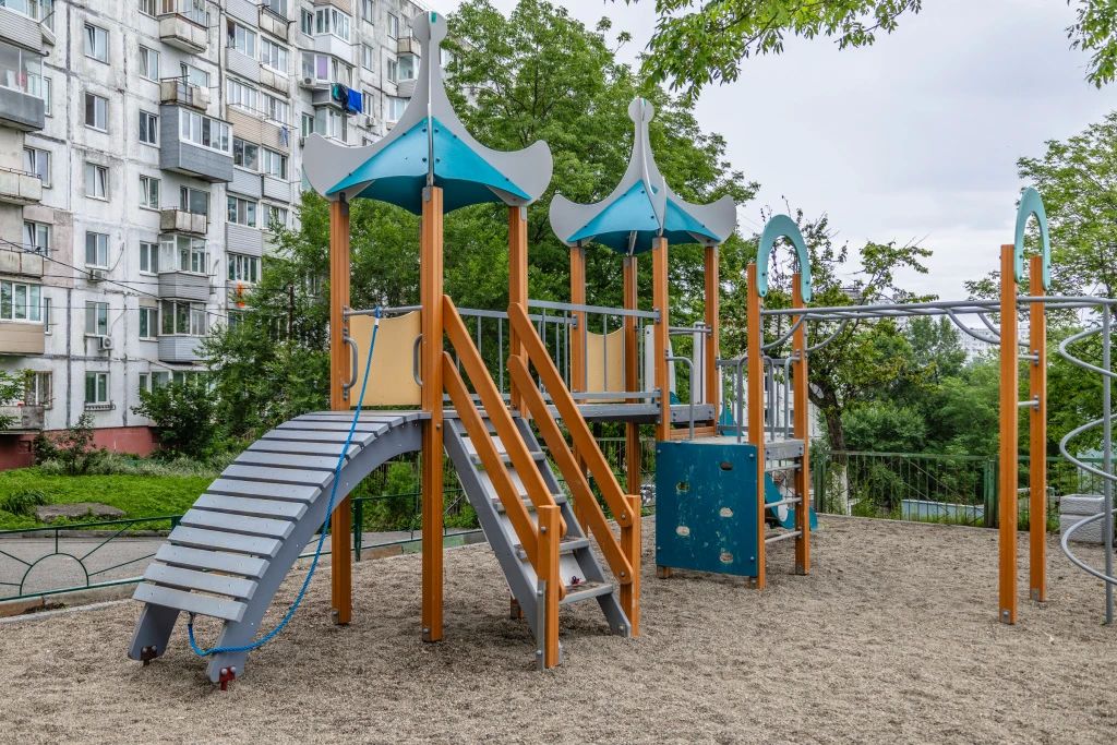 Во дворе дома №48 на улице Сахалинской стало комфортнее и безопаснее