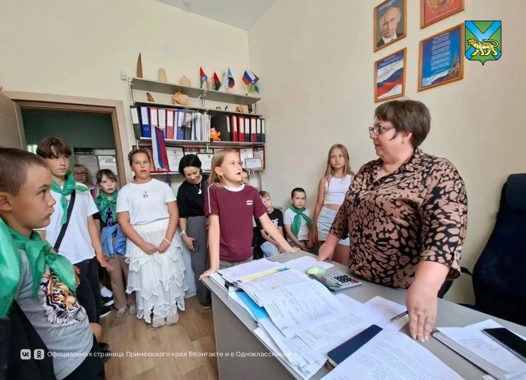 Лето — это не только время для игр, но и отличный шанс узнать о разных специальностях! В этом году почти 200 тысяч приморских ребят отдыхают в лагерях, и некоторые из них уже сейчас «пробуют» себя во взрослых профессиях Лето — это не только время для игр, но и отличный шанс узнать о разных специальностях! В этом году почти 200 тысяч приморских ребят отдыхают в лагерях, и некоторые из них уже сейчас «пробуют» себя во взрослых профессиях