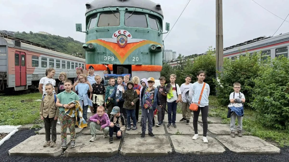 Во Владивостоке сотрудники транспортной полиции провели экскурсию для детей в пассажирском вагонном депо города Владивостока