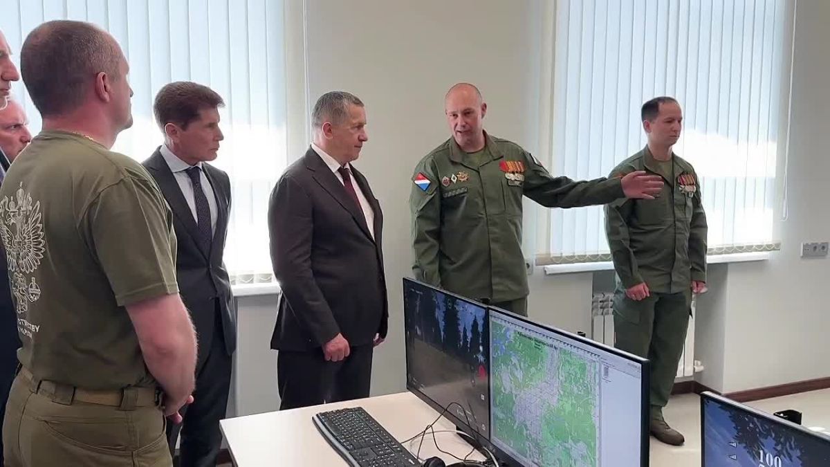 Полпред ДФО, Председатель Набсовета Центра «ВОИН» Юрий Трутнев посетил будущий филиал Центра в Приморском крае, проверил готовность офиса к открытию, а также встретился с инструкторским составом.