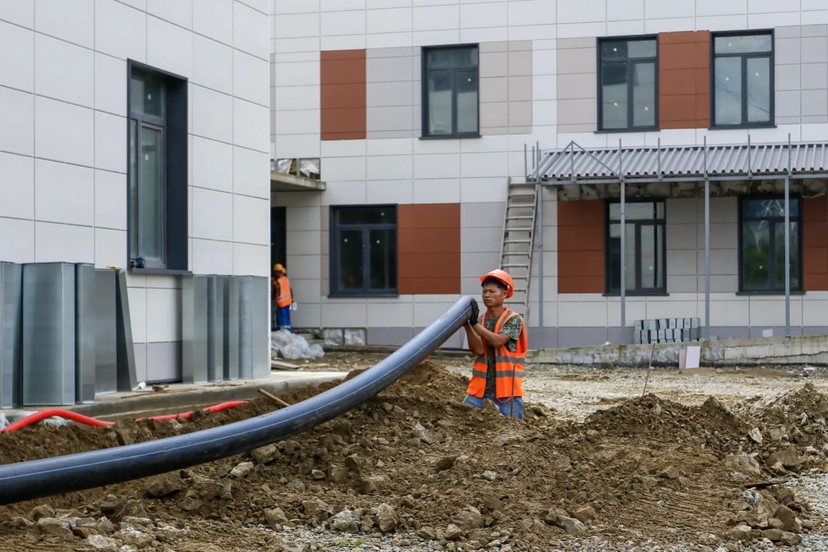 На стройке поликлиники на Тиссовой приступили к благоустройству На стройке поликлиники на Тиссовой приступили к благоустройству