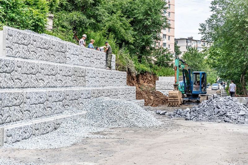 Более 50 метров подпорной стены восстановили на улице Котельникова во Владивостоке Более 50 метров подпорной стены восстановили на улице Котельникова во Владивостоке