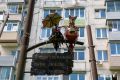 «А оно тебе надо?»: почему жители хрущёвок во Владивостоке украшают свои дворики, несмотря на вандализм и брюзжание
