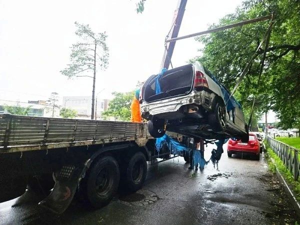 Автохлам под эвакуацию: более 70 машин вывезли с улиц Владивостока
