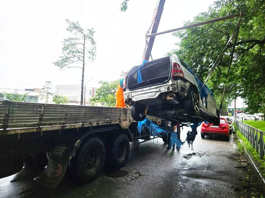 Во Владивостоке демонтировали торговые павильоны, контейнеры, гаражи и самовольные постройки