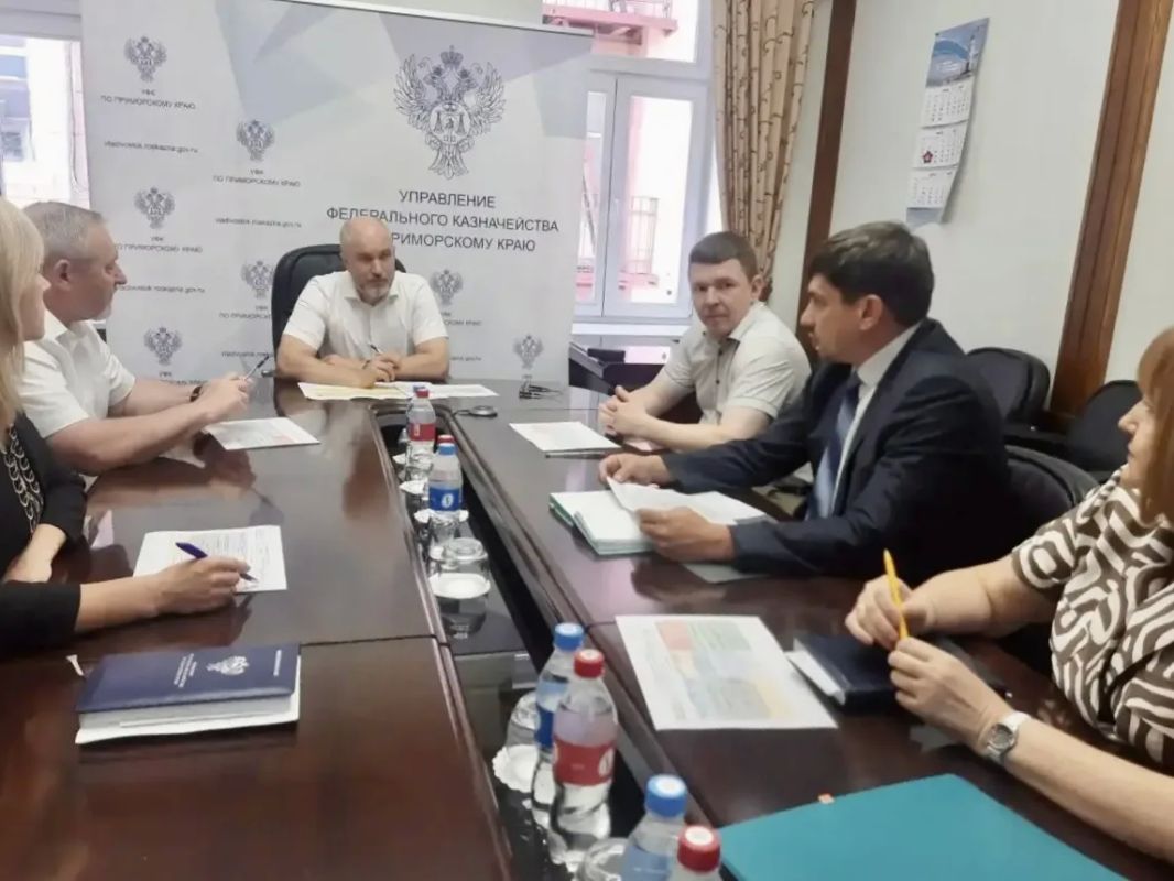 Александр Суконкин провёл рабочую встречу с коллективом УФК по Приморскому краю Александр Суконкин провёл рабочую встречу с коллективом УФК по Приморскому краю