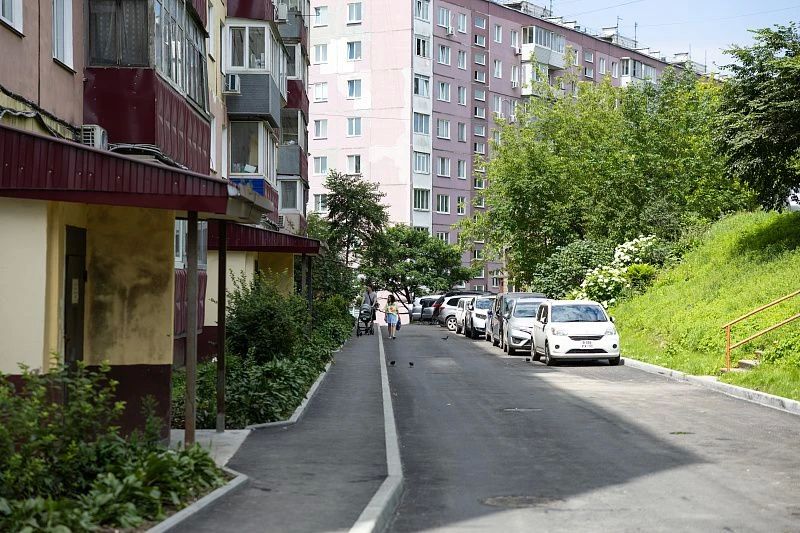 Новый асфальт и площадки. Завершается ремонт еще в двух дворах Новый асфальт и площадки. Завершается ремонт еще в двух дворах