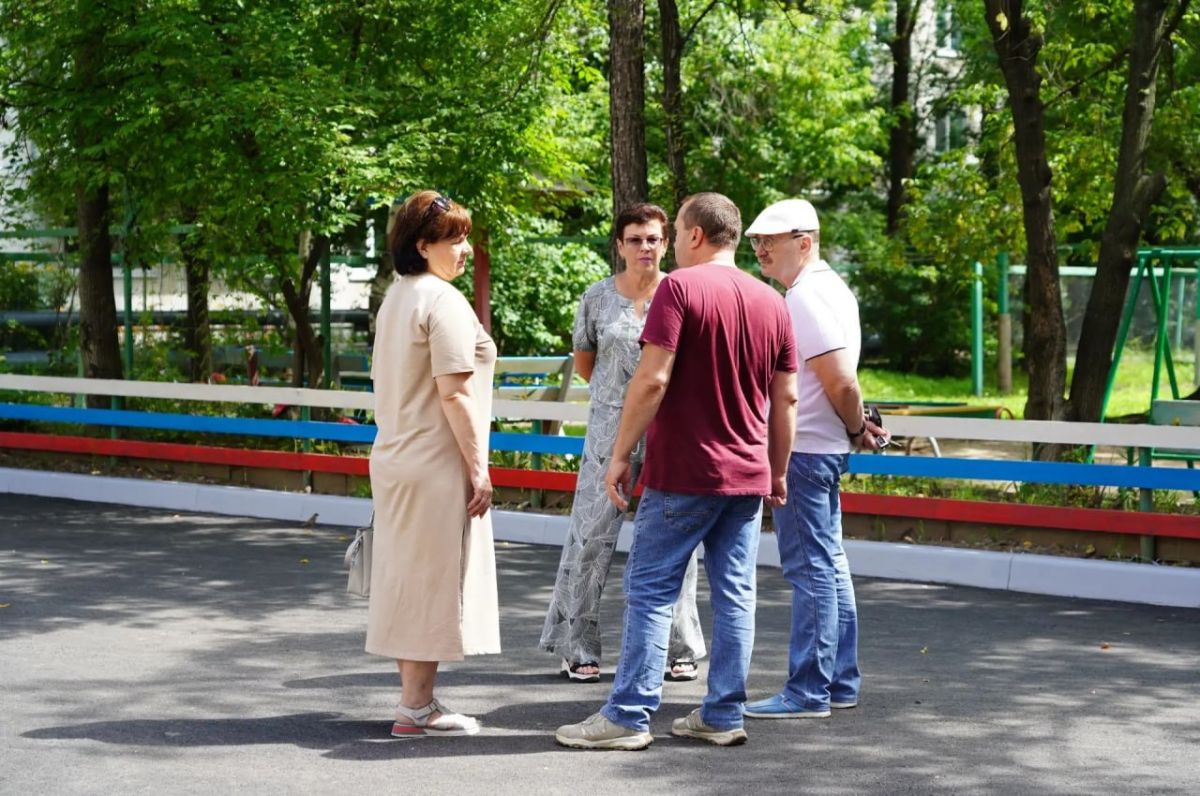 Евгений Корж: Приняли еще две дворовых территории, которые обновляли по программам «Благоустройство Дальневосточных дворов» и «100 дворов Уссурийска» Евгений Корж: Приняли еще две дворовых территории, которые обновляли по программам «Благоустройство Дальневосточных дворов» и «100 дворов Уссурийска»