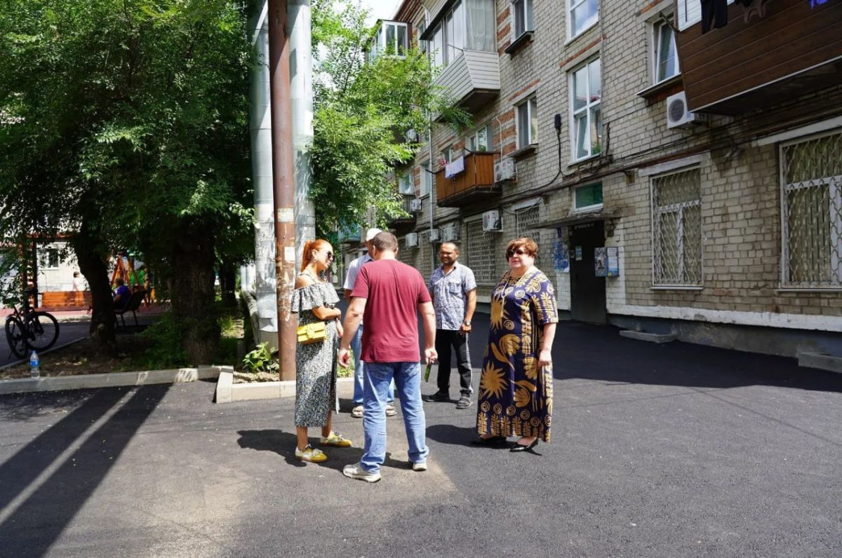 Евгений Корж: Приняли еще две дворовых территории, которые обновляли по программам «Благоустройство Дальневосточных дворов» и «100 дворов Уссурийска» Евгений Корж: Приняли еще две дворовых территории, которые обновляли по программам «Благоустройство Дальневосточных дворов» и «100 дворов Уссурийска»