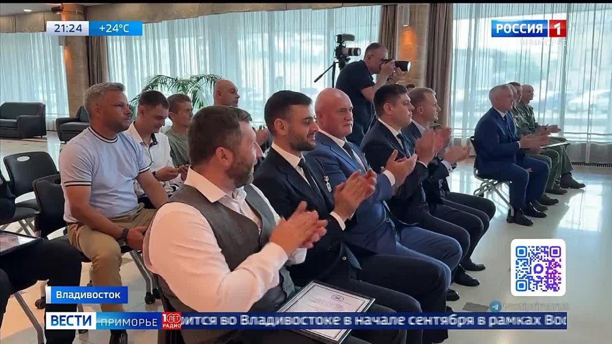 Губернатор края Олег Кожемяко , от имени полпреда в ДФО Юрия Трутнева наградил строителей, авторов проекта, поставщиков образовательных программ и оборудования и весь персонал регионального центра военно-спортивной...
