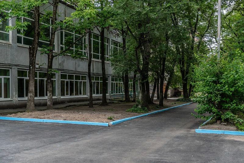 Школы Владивостока благоустраивают свои территории этим летом