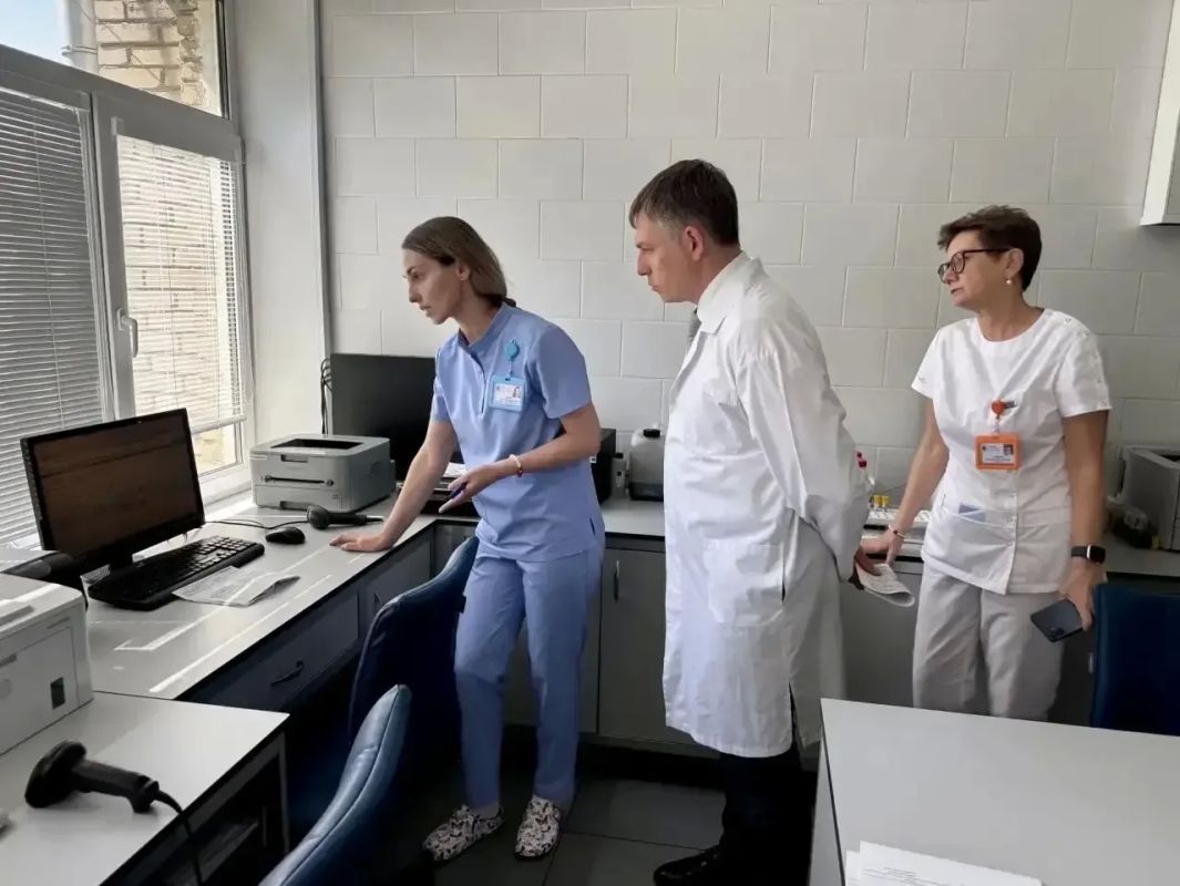 Министр здравоохранения Евгений Шестопалов посетил краевую клиническую больницу №2 Министр здравоохранения Евгений Шестопалов посетил краевую клиническую больницу №2