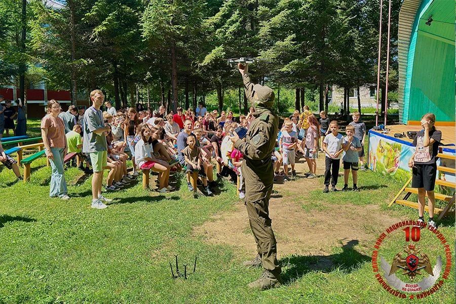 Росгвардейцы провели занятия для детей в оздоровительных лагерях на Дальнем Востоке Росгвардейцы провели занятия для детей в оздоровительных лагерях на Дальнем Востоке