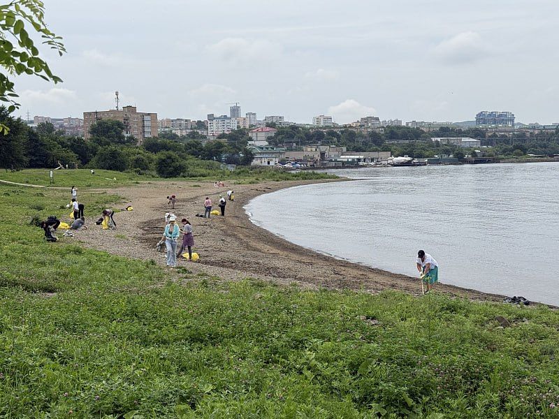 Более 500 кг мусора собрали с берега моря на Второй Речке