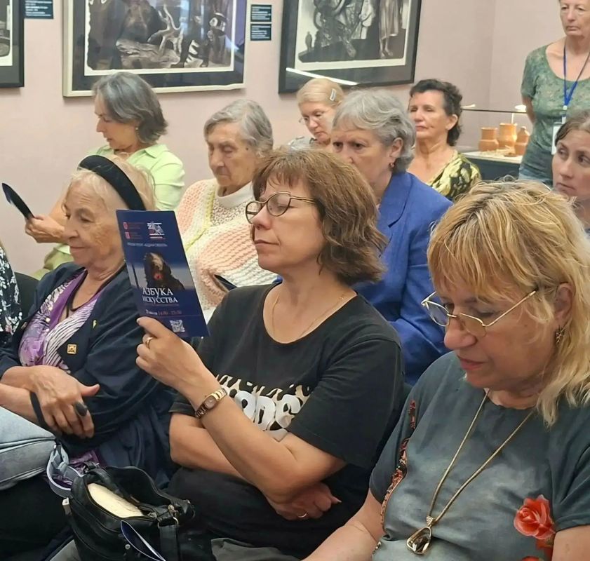 В Приморской картинной галерее прошла лекция «Азбука искусства» на тему «Промыслом едины» В Приморской картинной галерее прошла лекция «Азбука искусства» на тему «Промыслом едины»