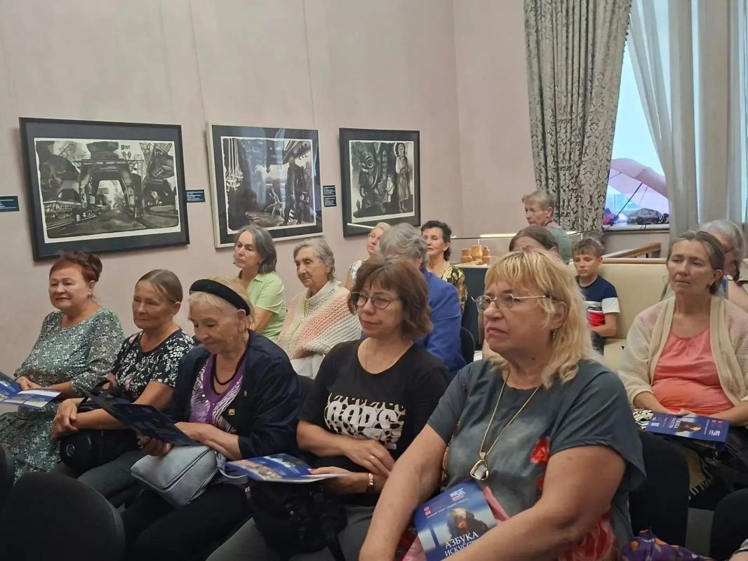 В Приморской картинной галерее прошла лекция «Азбука искусства» на тему «Промыслом едины» В Приморской картинной галерее прошла лекция «Азбука искусства» на тему «Промыслом едины»