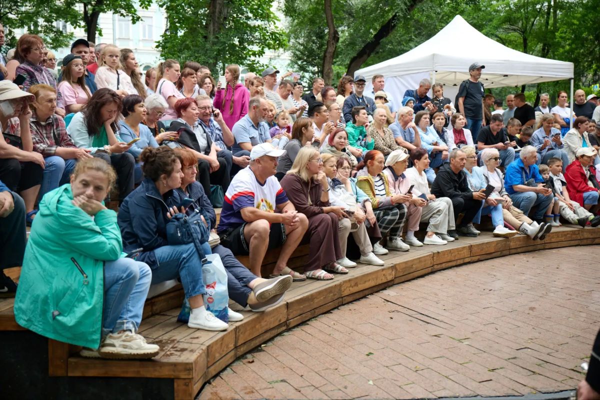 В Адмиральском сквере прозвучали песни о флоте и чести