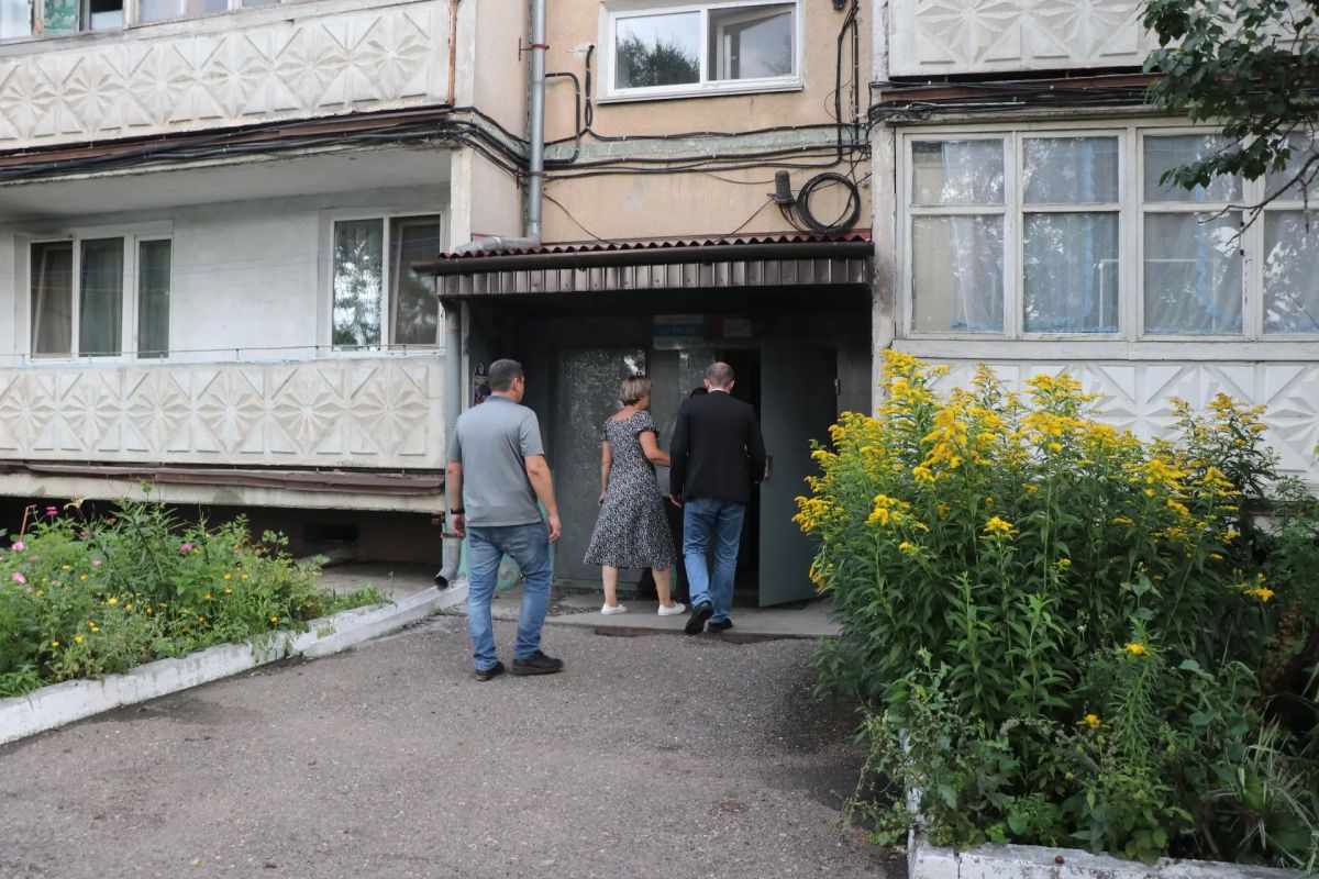 Благоустройство в деле: в Уссурийске обновляют придомовые территории и подъезды домов Благоустройство в деле: в Уссурийске обновляют придомовые территории и подъезды домов