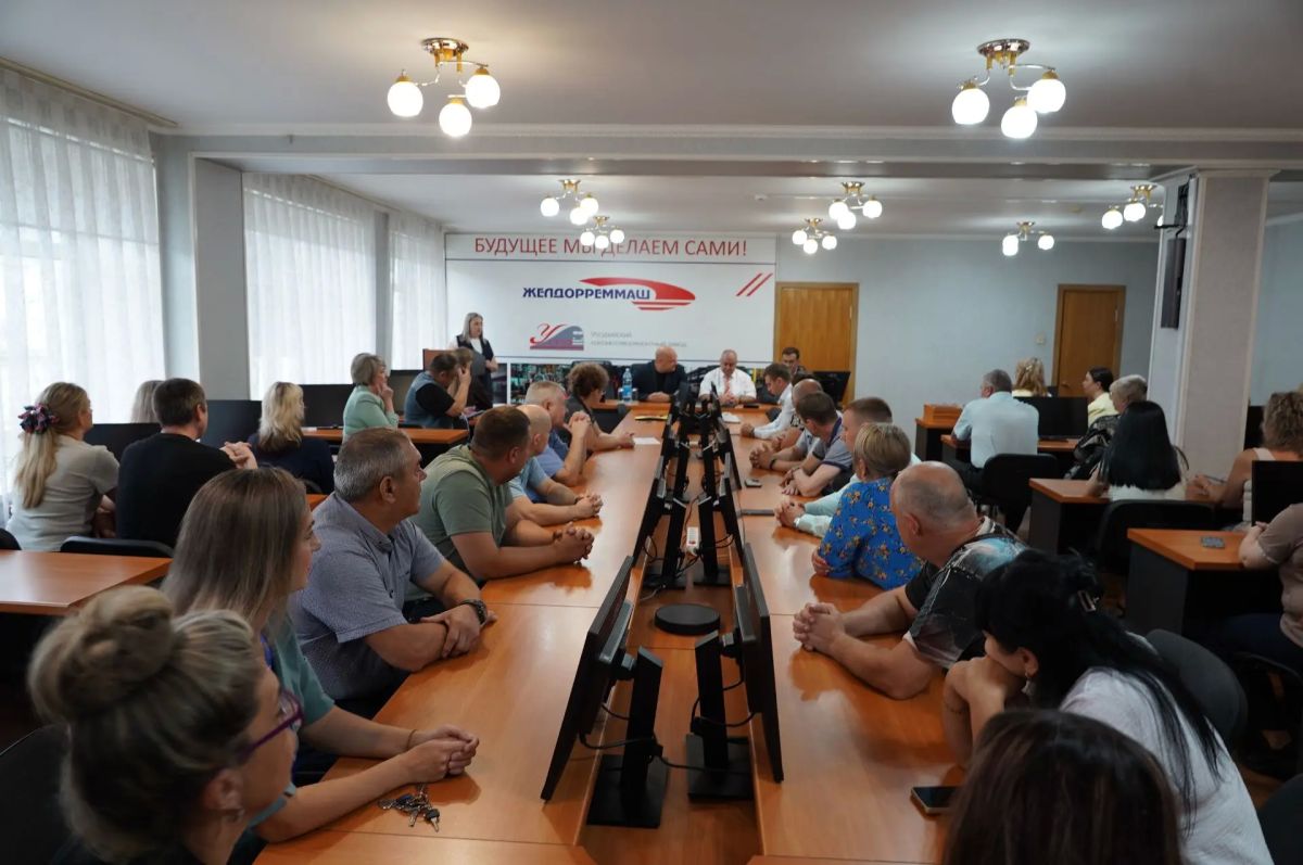 Сотрудников локомотиворемонтного завода поздравили с профессиональным праздником Сотрудников локомотиворемонтного завода поздравили с профессиональным праздником