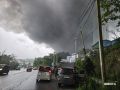 На повороте с улицы Днепровской к зданию, где произошёл пожар, затруднено движение