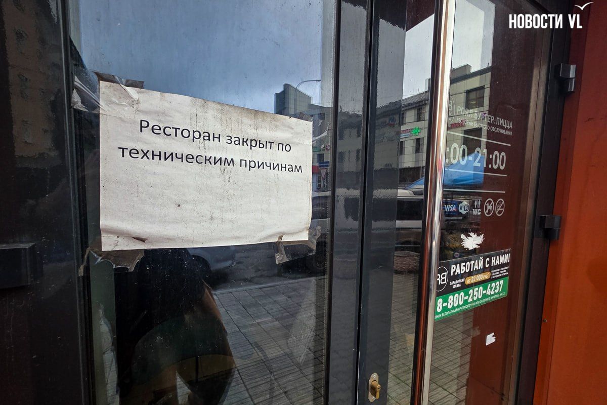На Столетии разбирают «Роял Бургер» и сносят цветочный магазин На Столетии разбирают «Роял Бургер» и сносят цветочный магазин