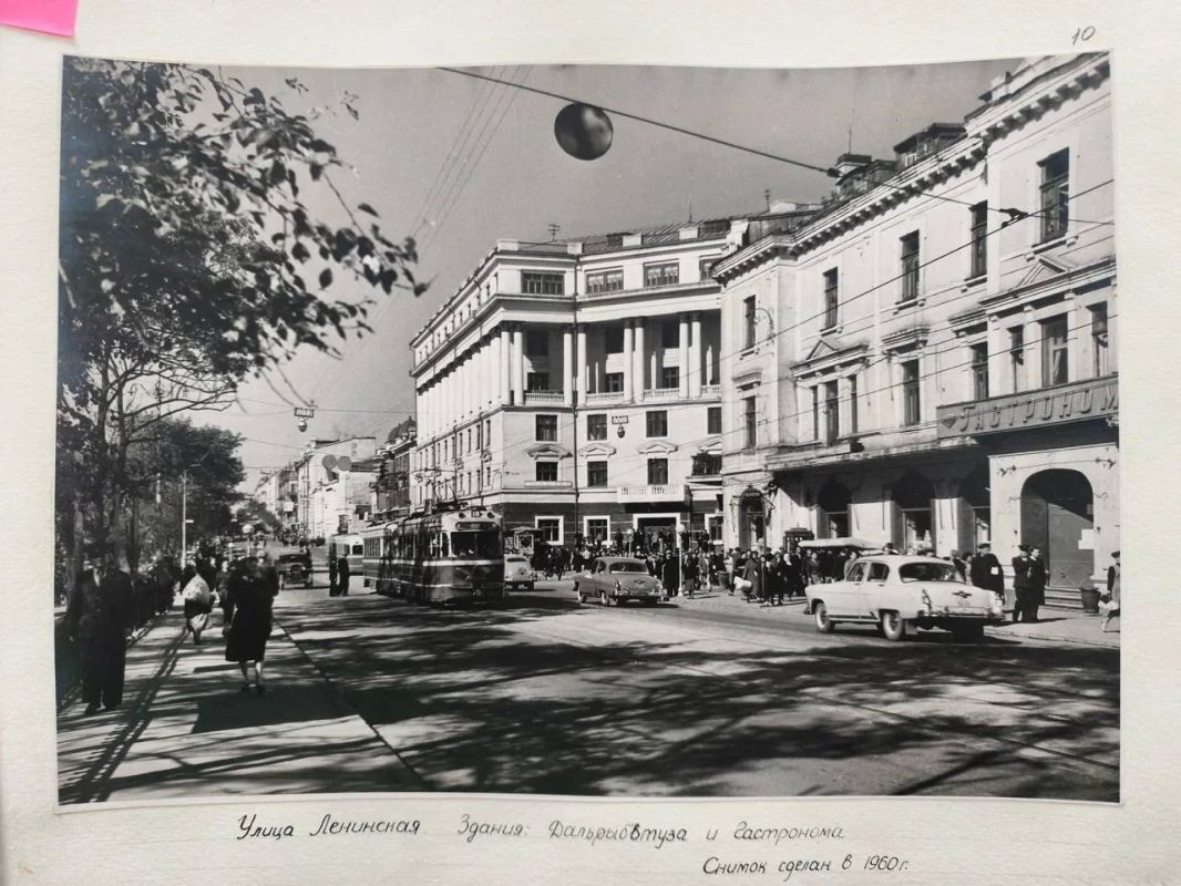 На фото здание Гастронома
