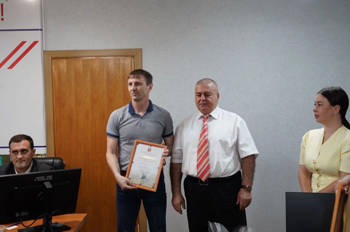 Сотрудников локомотиворемонтного завода поздравили с профессиональным праздником Сотрудников локомотиворемонтного завода поздравили с профессиональным праздником
