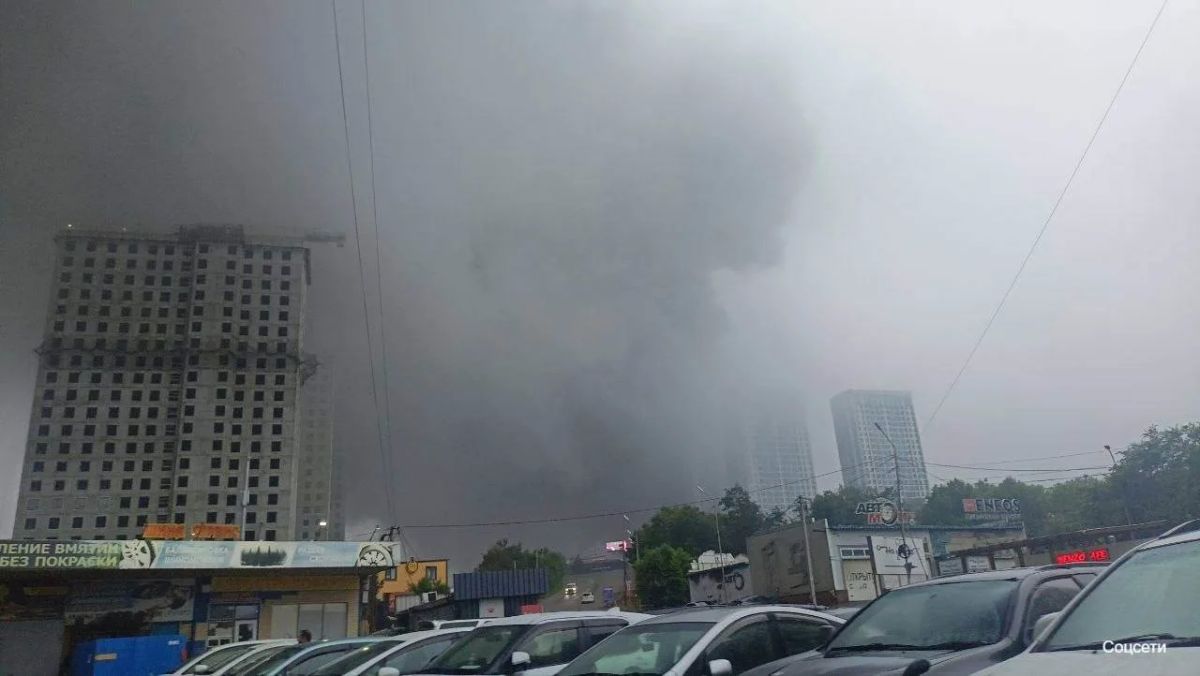 Во Владивостоке горит склад на площади 1000 квадратных метров, сообщили в МЧС РФ