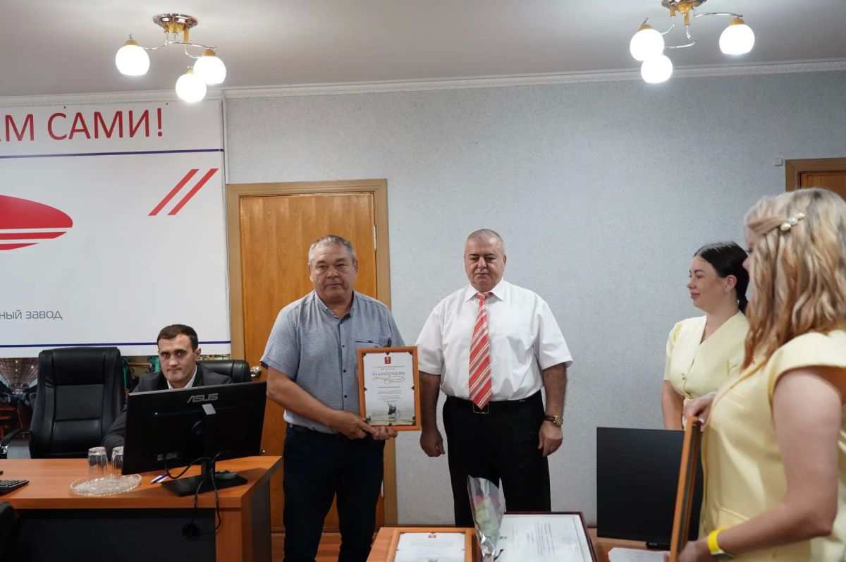 Сотрудников локомотиворемонтного завода поздравили с профессиональным праздником
