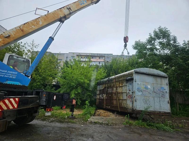 Брошенные машины отправляют с улиц Владивостока на спецстоянку Брошенные машины отправляют с улиц Владивостока на спецстоянку