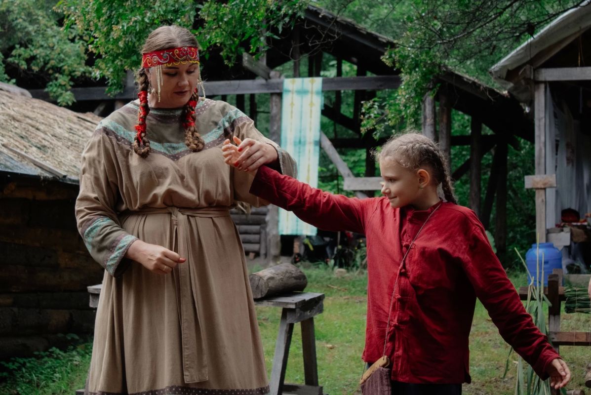В «Палеодеревне» прошёл спектакль «Жили-были здесь до нас» В «Палеодеревне» прошёл спектакль «Жили-были здесь до нас»