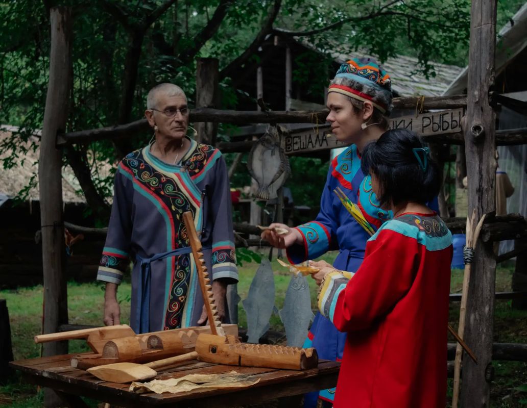 В «Палеодеревне» прошёл спектакль «Жили-были здесь до нас» В «Палеодеревне» прошёл спектакль «Жили-были здесь до нас»