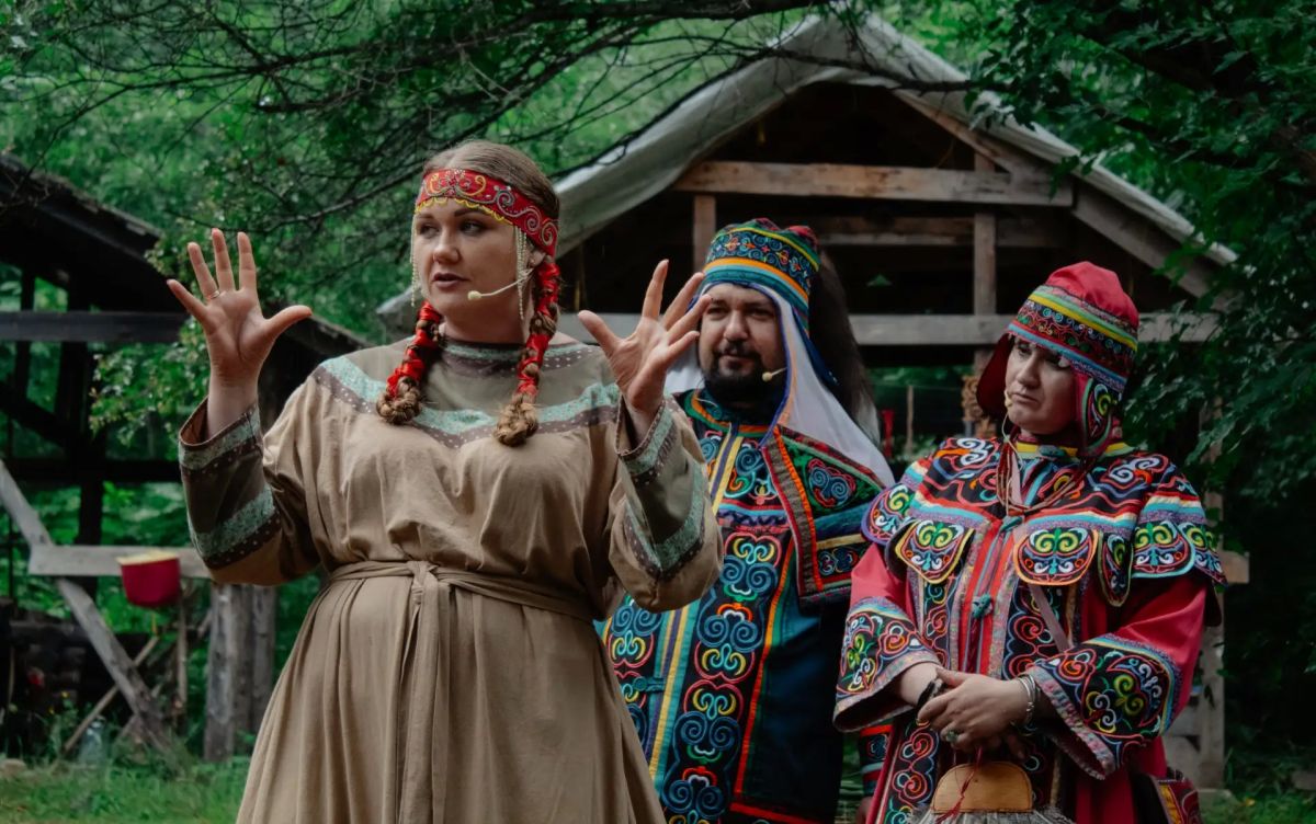 В «Палеодеревне» прошёл спектакль «Жили-были здесь до нас» В «Палеодеревне» прошёл спектакль «Жили-были здесь до нас»