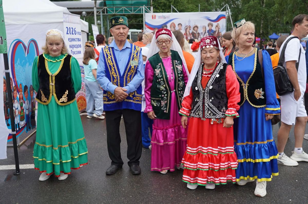 Жеребьёвка состоялась!. . Семьи-участники фестиваля «Уссурийские семейные игры» выбрали народности, обычаи которых они представят в конкурсе «Сила традиций народов» Жеребьёвка состоялась!. . Семьи-участники фестиваля «Уссурийские семейные игры» выбрали народности, обычаи которых они представят в конкурсе «Сила традиций народов»