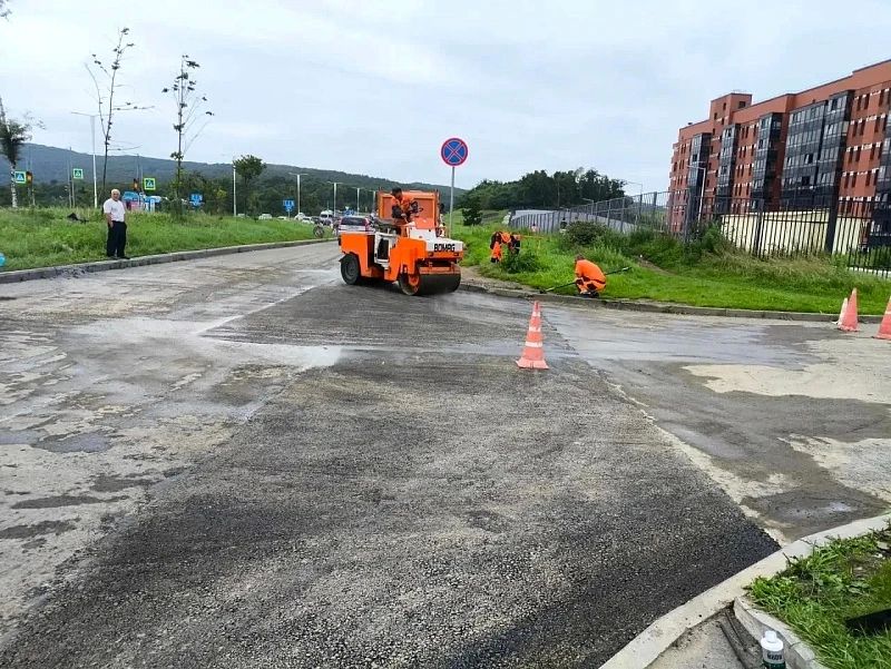 Во Владивостоке продолжается локальный ремонт дорог и тротуаров