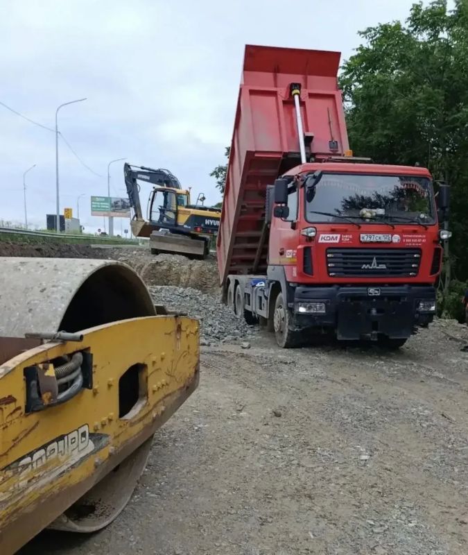 В районе аэропорта Владивосток продолжаются дорожные работы по устранению просадки проезжей части В районе аэропорта Владивосток продолжаются дорожные работы по устранению просадки проезжей части