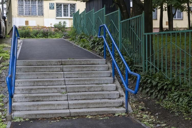 Во Владивостоке продолжается масштабное обновление городских лестничных маршей